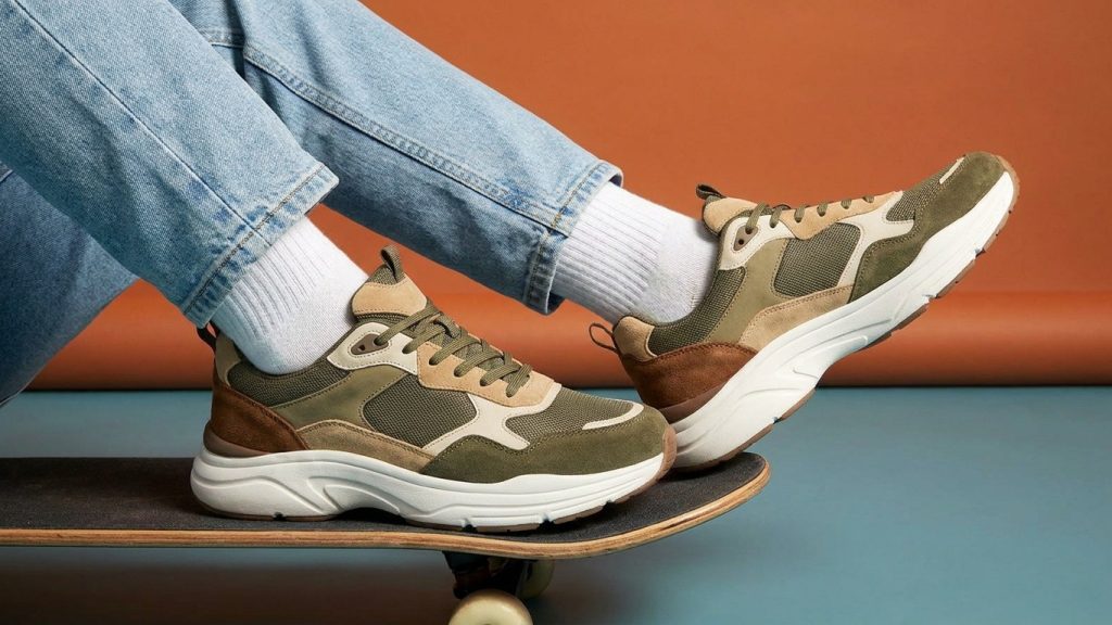 Sneakers chunky dengan sol tebal warna hijau zaitun