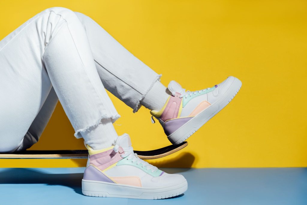 Sneakers high-top warna pastel