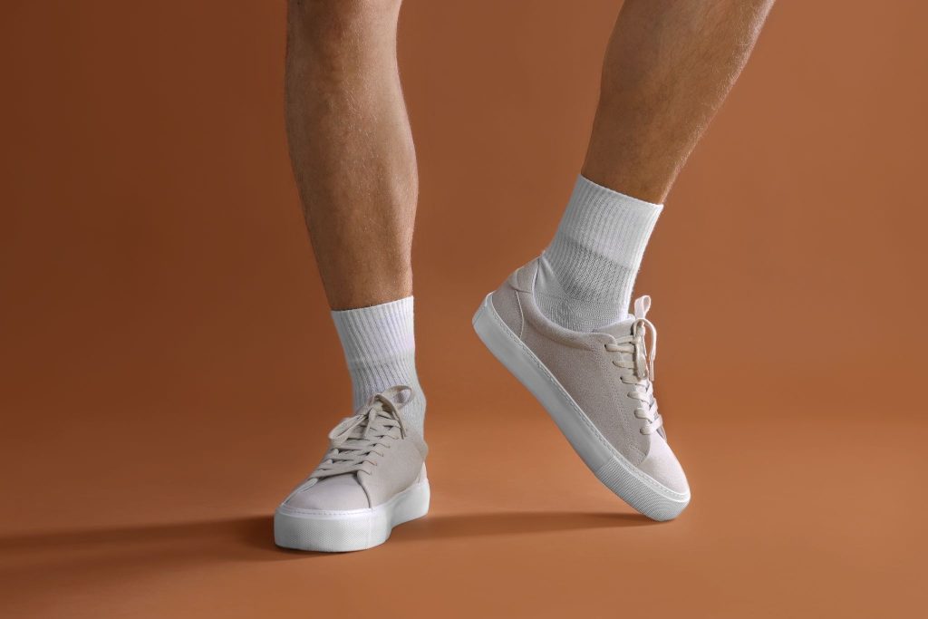 Sneakers low-top putih
