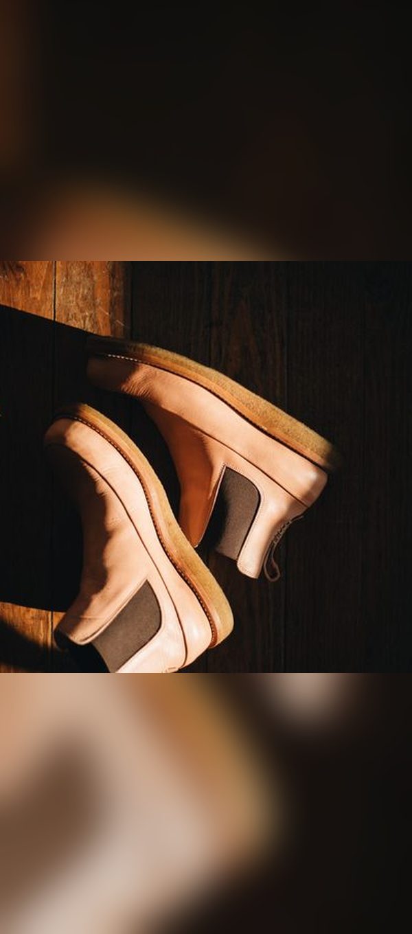 Chelsea boots pria warna cokelat muda