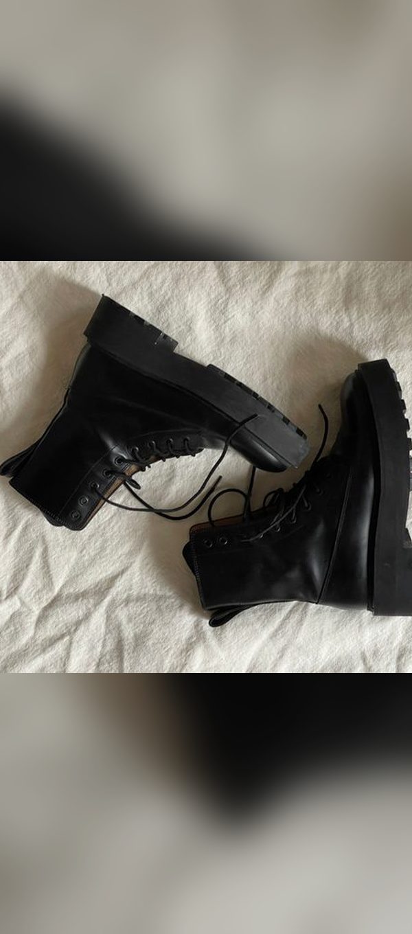 Combat boots hitam bergaya Docmart