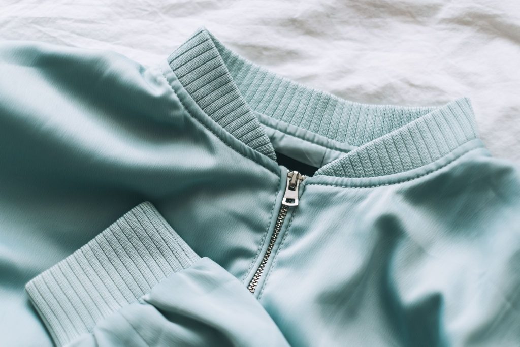Detail kerah rib dan ritsleting khas jaket bomber