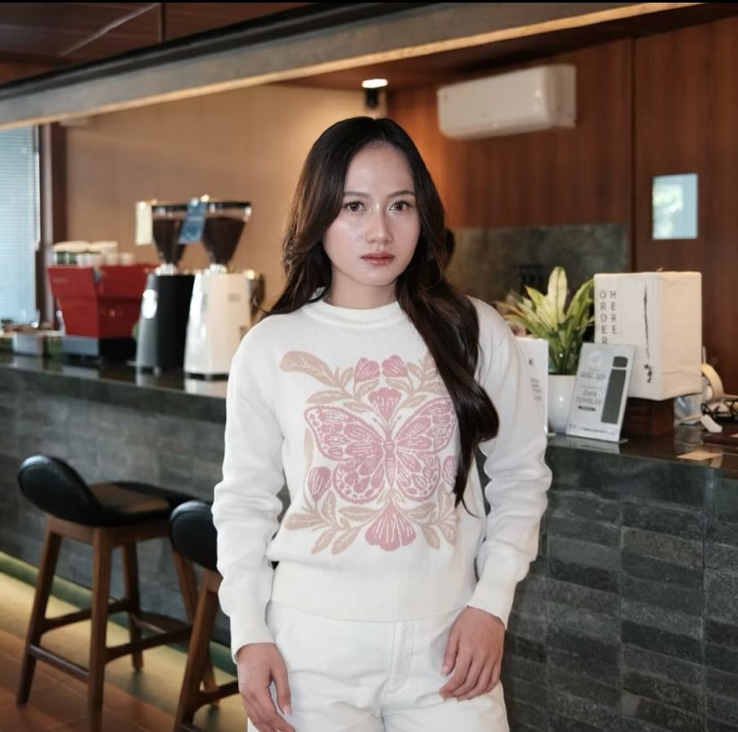 Nara Sweater Knit Woori Studios warna putih motif pink