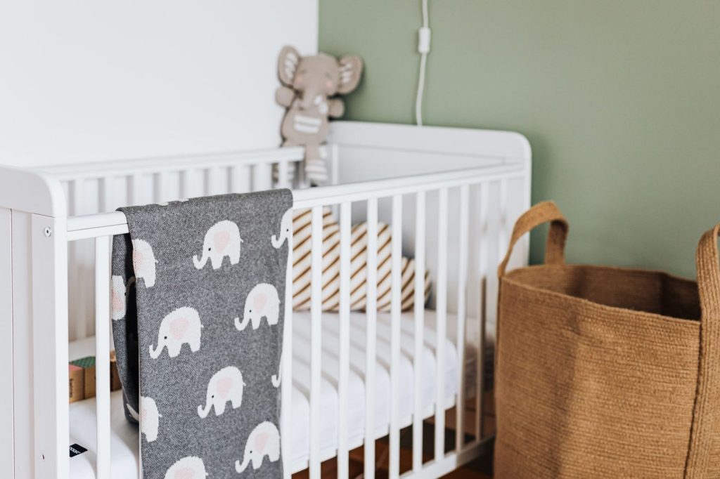 Baby crib putih di kamar bayi