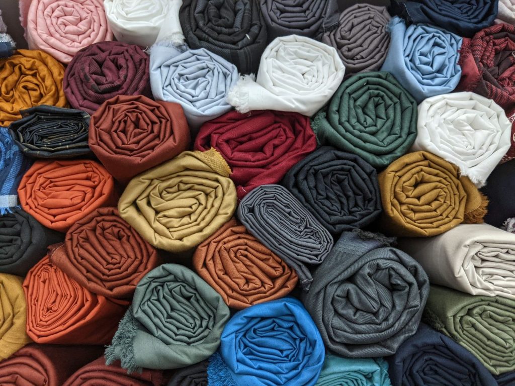 Gulungan kain berbagai warna untuk bahan gamis