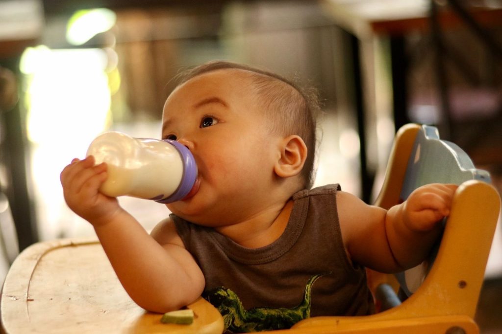 Bayi minum susu dari botol susu