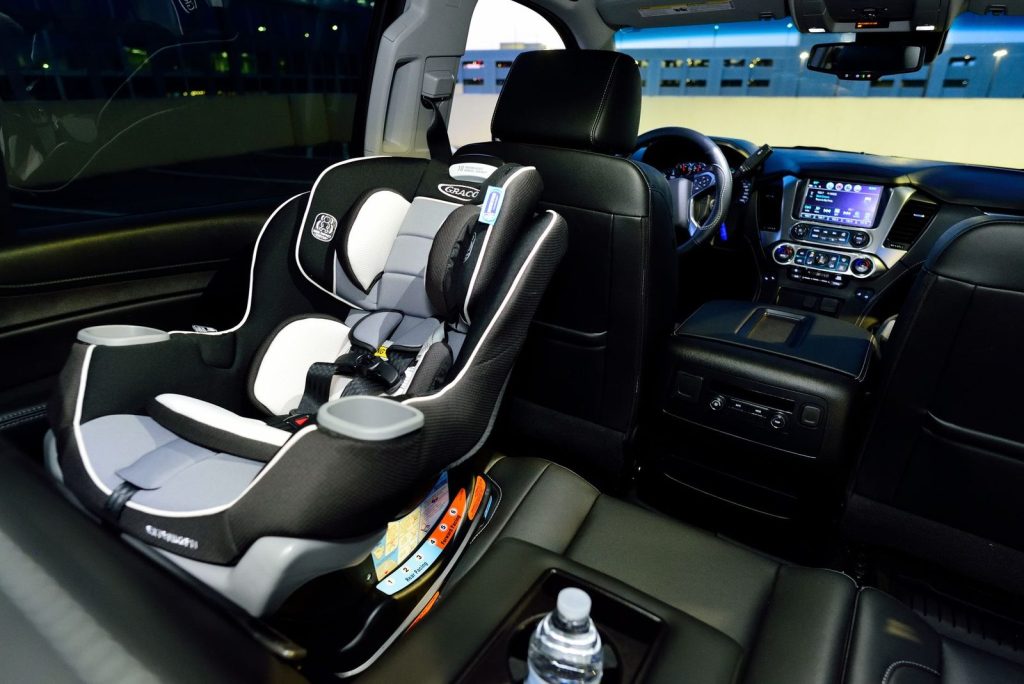 Car seat bayi terpasang di kursi mobil
