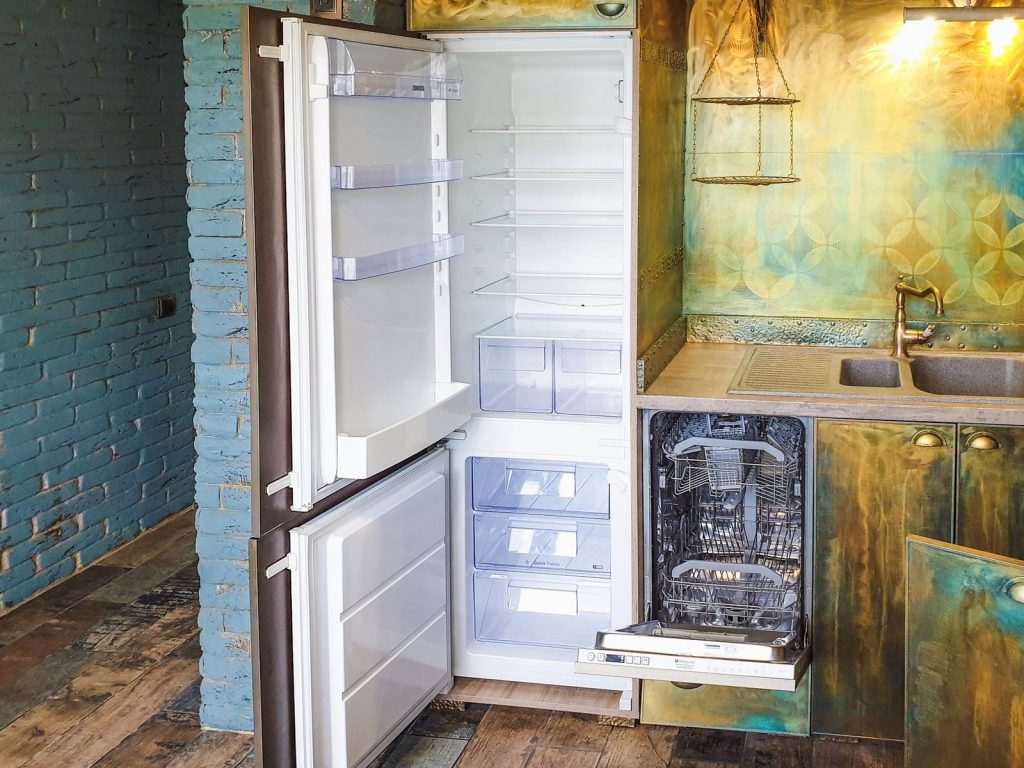 Kulkas dan freezer dengan pintu terbuka