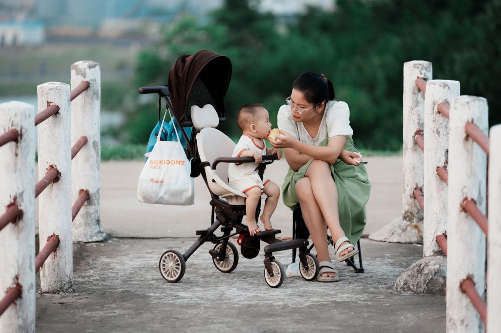 Ibu dan anak dengan stroller bayi