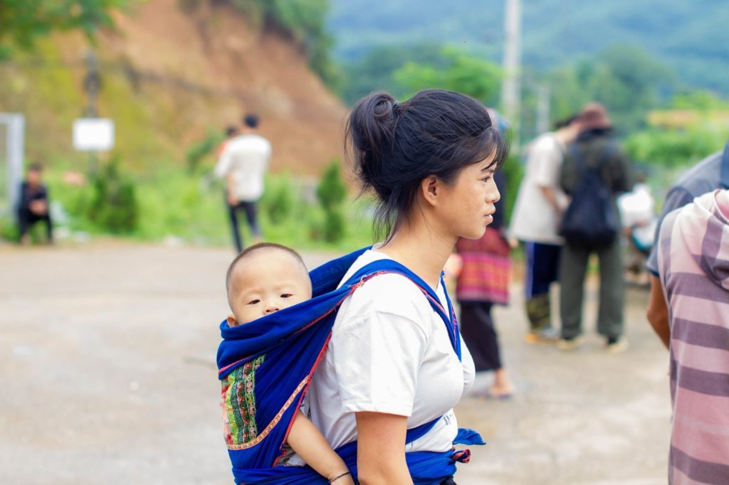 Ibu menggendong bayi dengan gendongan