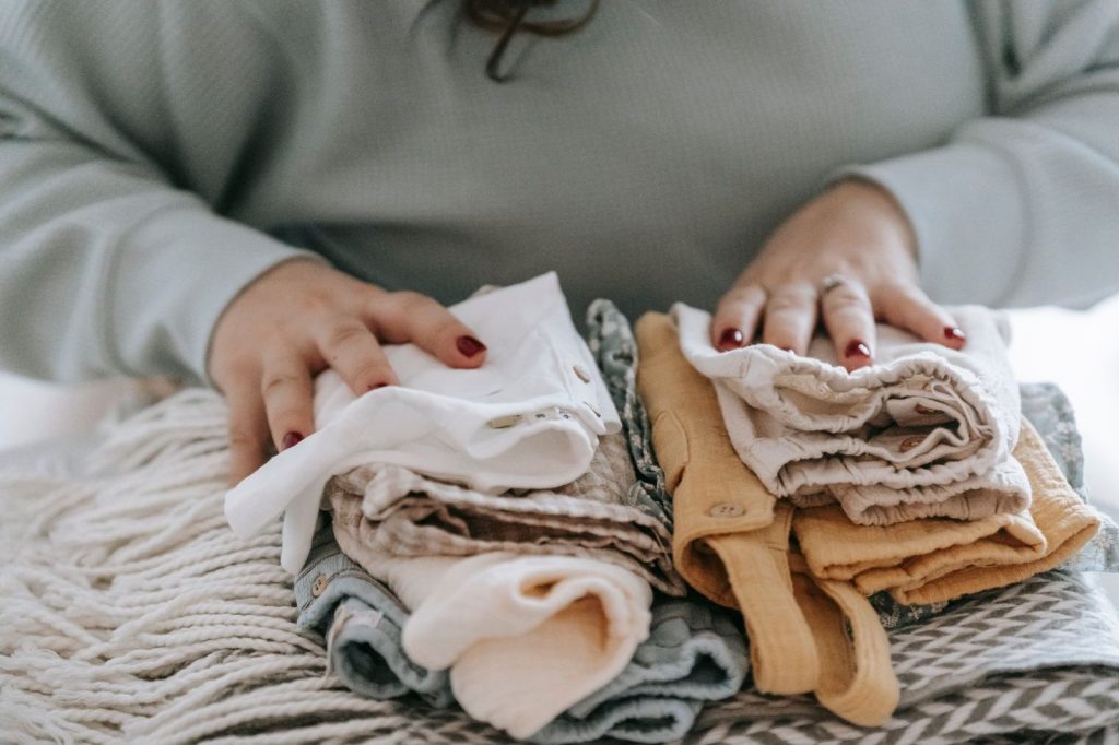 Tumpukan pakaian bayi newborn yang terlipat rapi