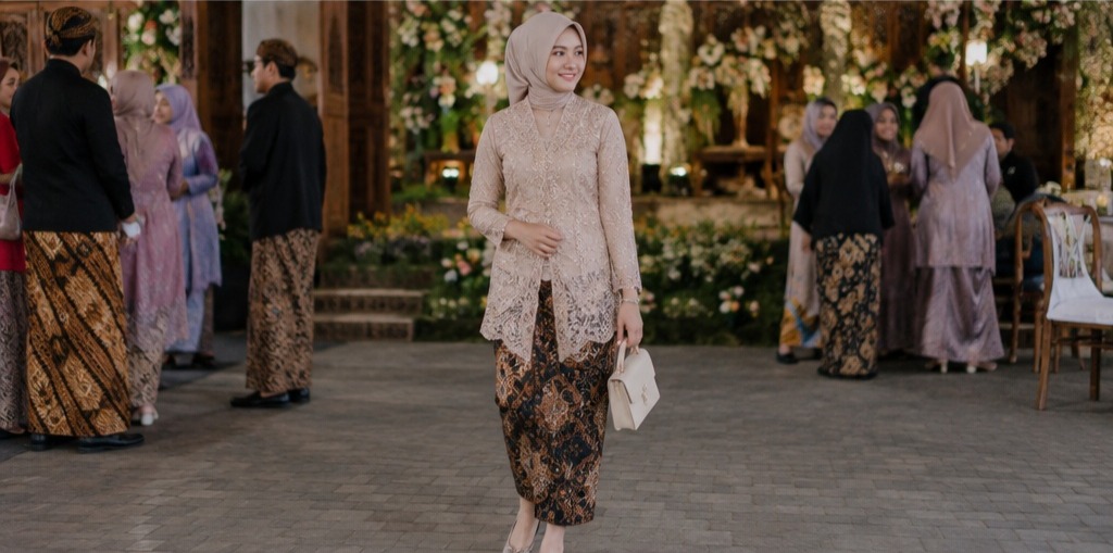 Setelan Kebaya Jawa dan Jarik Batik