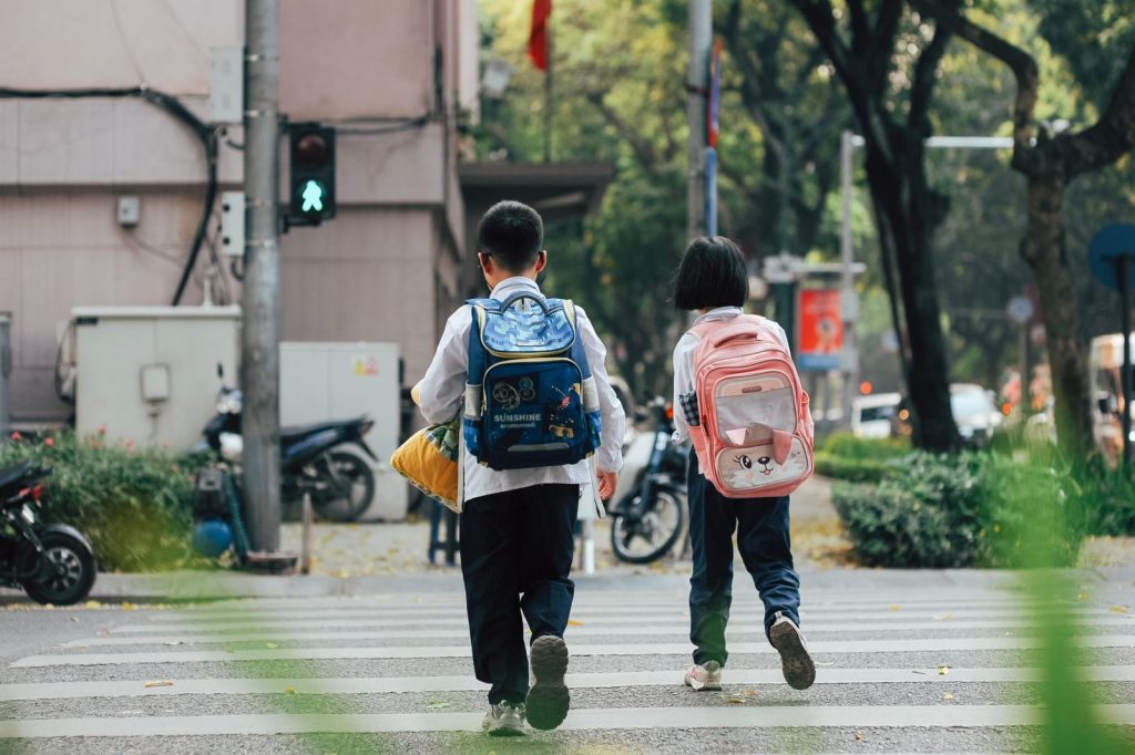 Anak SD berjalan ke sekolah membawa tas sekolah